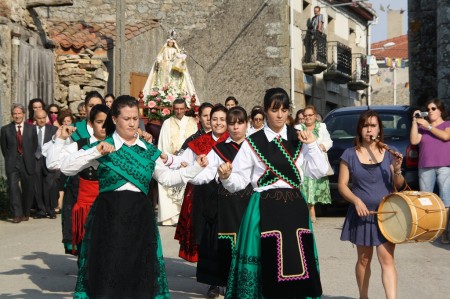 Fiestas Virgen del Templo 2011. Los mozos y mozas bailando el baile del ramo delante de la procesión de la Virgen.