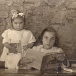 Dos niñas de Torregamones en el colegio. Foto tomada sobre 1940
