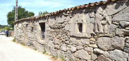 Fachada con piedras labradas en pared y ventana
