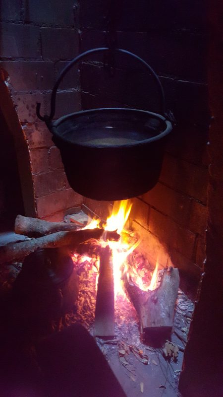 Foto 012. Semana Santa 2016. Casa abuela en Torregamones. Calor de hogar: Caldera de agua tradicional.
