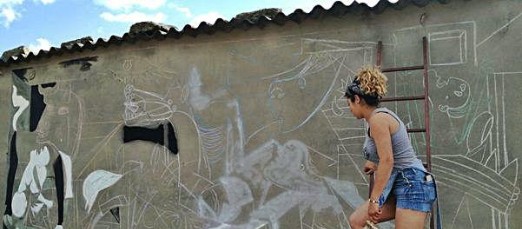 Leticia, en plena faena esbozando las primeras líneas del Guernica de Pablo Picasso