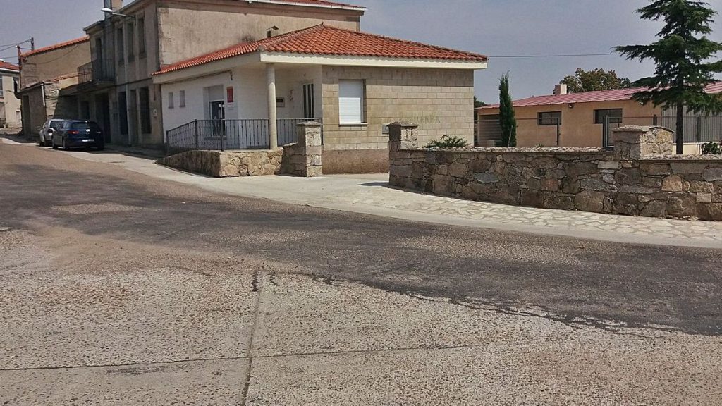 Vista de la curva de la carretera, consultorio y ayuntamiento de Torregamones.