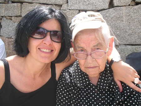 Hipólita, con su nieta Marta, en la residencia de Fermoselle (2011)