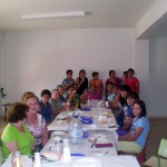 2011-09-11. Comida de la Asociación de Mujeres La Frontera. Las comensales en torno a la mesa foto 02