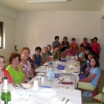 2011-09-11. Comida de la Asociación de Mujeres La Frontera. Las comensales en torno a la mesa foto 03
