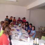 2011-09-11. Comida de la Asociación de Mujeres La Frontera. Las comensales en torno a la mesa foto 04