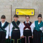 4 chicas del grupo de baile ataviadas con el traje tradicional local)