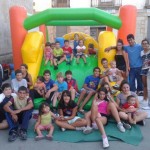2013/08/20: Torregamones concluye su «Verano a tope» con la voluntad de superarse en 2014 (foto: multitud de niños en el hinchable)