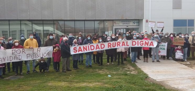 Manifestación por una sanidad rural digna frente al centro de salud de Bermillo (13/11/2021)