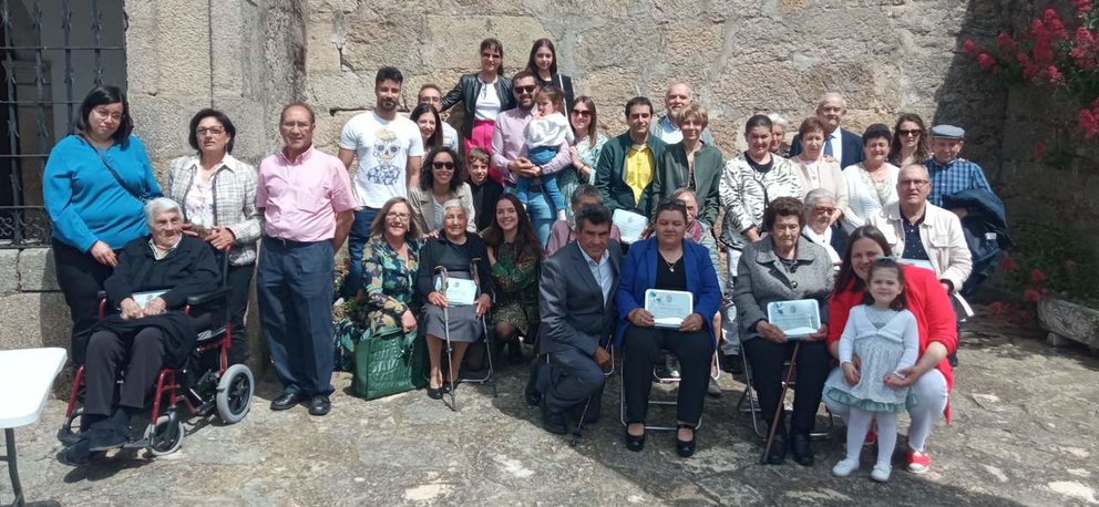 Acto de entrega de placas en Torregamones a los residentes con 90 y 100 años. 