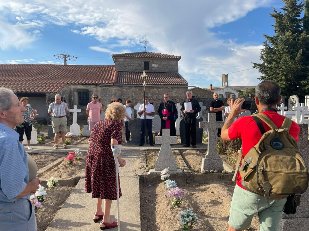 Rezando por los difuntos en el cementerio