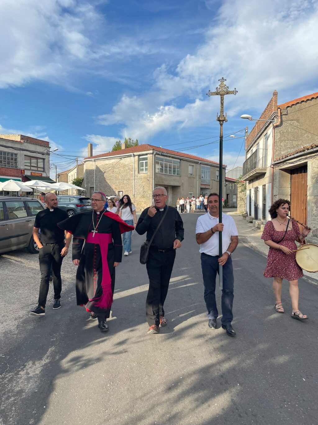 En procesión, plaza mayor.