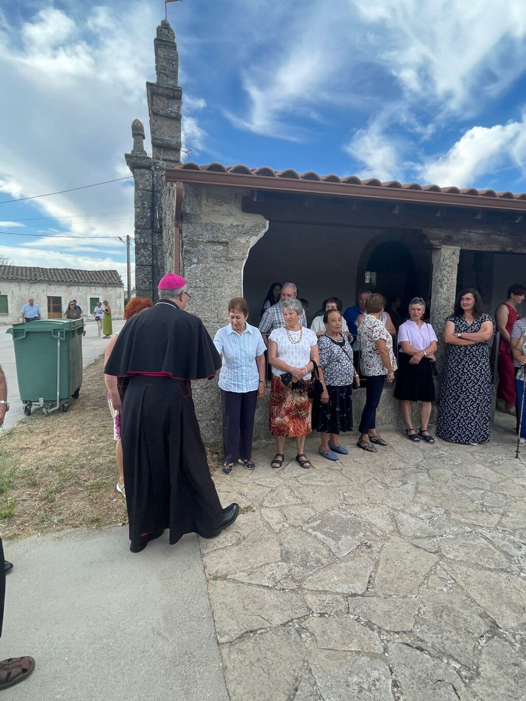 Frente a la ermita