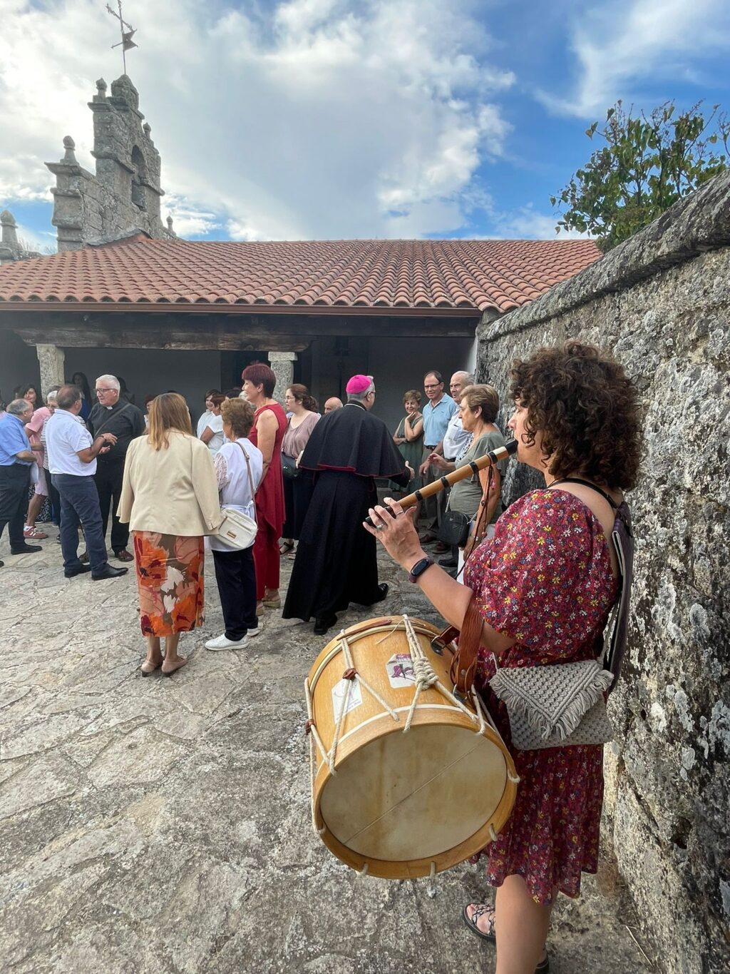 Frente a la ermita. Gloria tocando la flauta y el tamboril