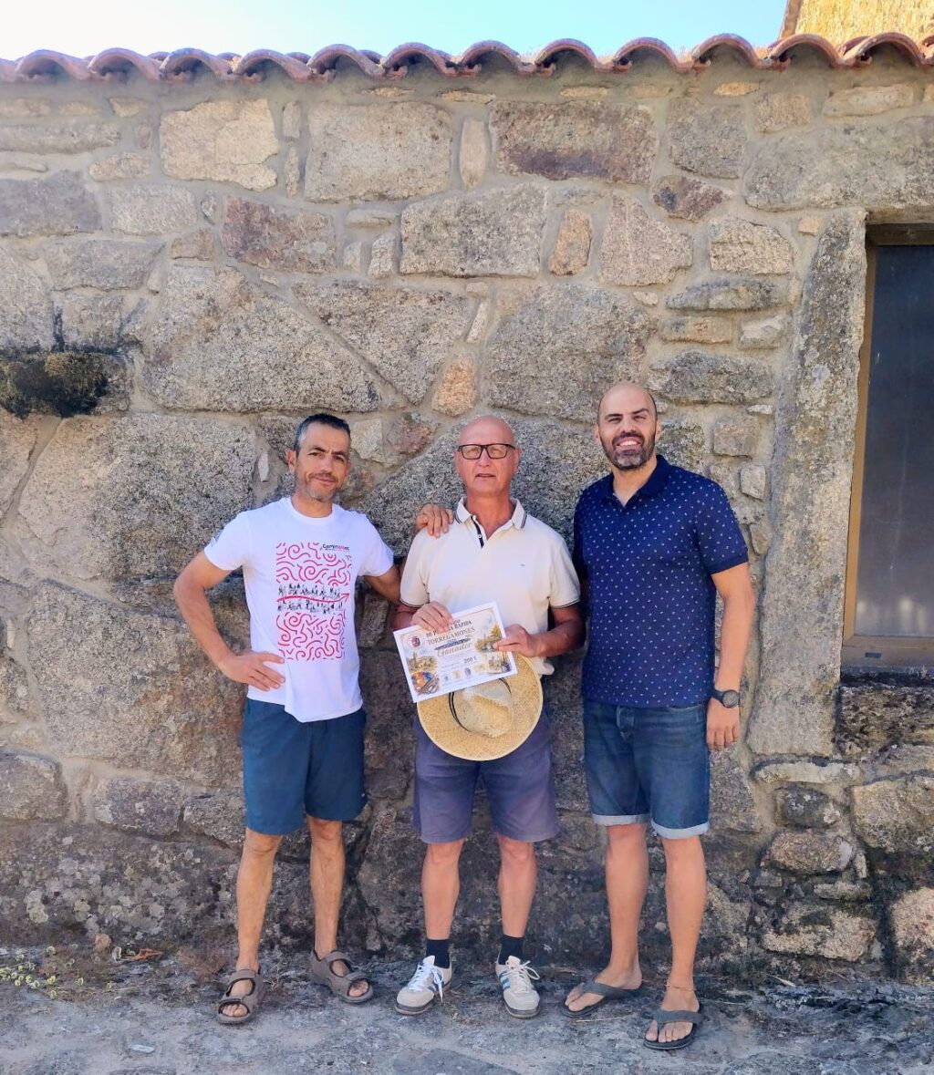 Concurso Nacional de Pintura de Torregamones 2026 - Antonio Sastre recibe el primer premio de Ángel y Toño, miembros de la Asociación de Vecinos de Torregamones