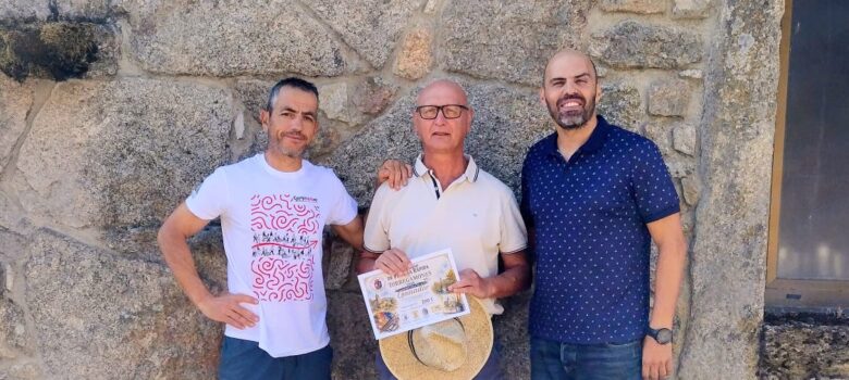 Concurso Nacional de Pintura de Torregamones 2026 - Antonio Sastre recibe el primer premio de Ángel y Toño, miembros de la Asociación de Vecinos de Torregamones
